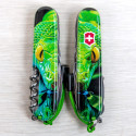 Складаний ніж Victorinox HUNTSMAN ZODIAC Зелена дерев'яна змія 1.3713.3.Z4310pk